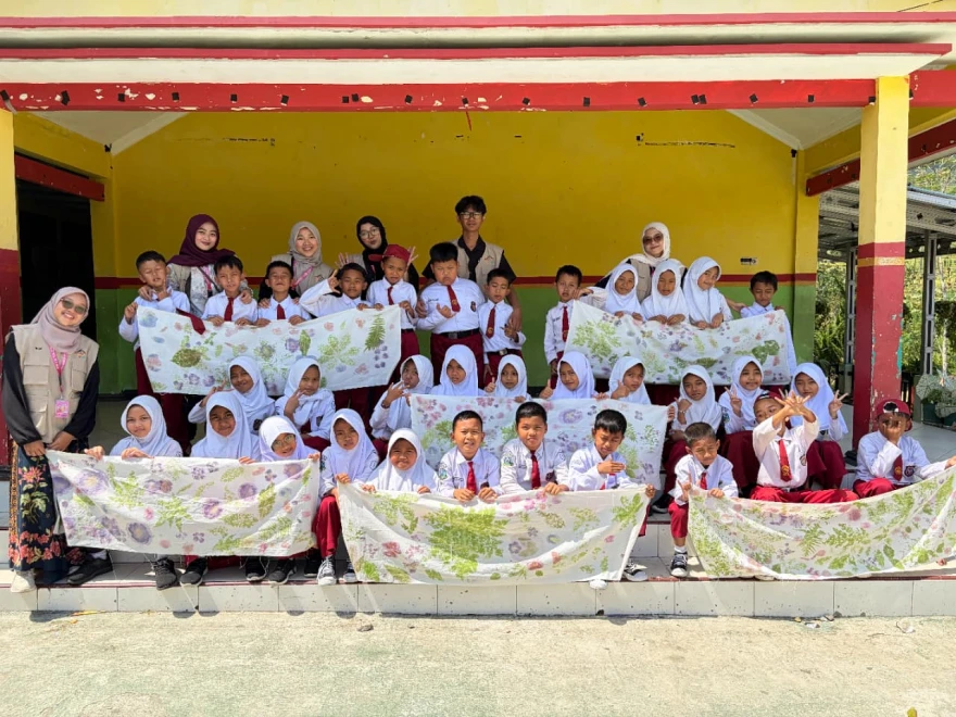 KKN UNSOED DESA BEJI MEMPERKUAT KREATIVITAS ANAK-ANAK DENGAN KEGIATAN ECOPRINT