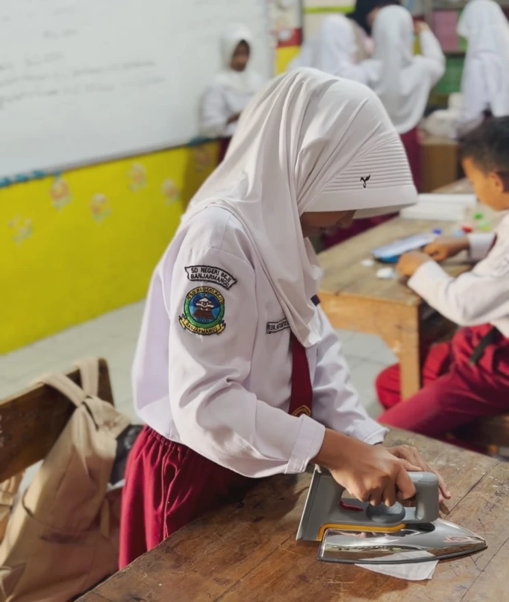 MAHASISWA KKN UNSOED TINGKATKAN KREATIVITAS ANAK MELALUI WORKSHOP GANTUNGAN KUNCI DARI TUTUP BOTOL BEKAS