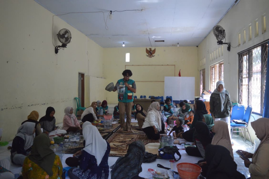 Demonstrasi Pembuatan Aquaponik Desa Kesenet