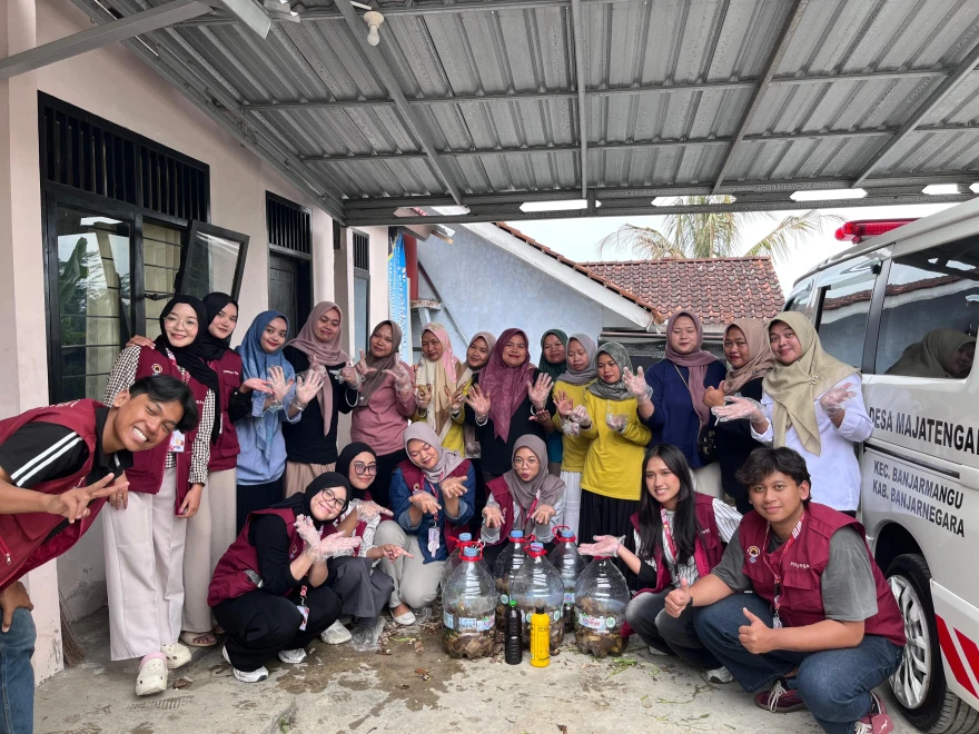 WARGA DESA MAJATENGAH BELAJAR OLAH LIMBAH DAPUR JADI PUPUK CAIR